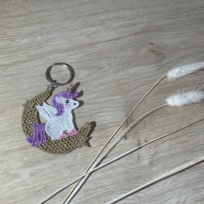 porte clé licorne assise sur une lune